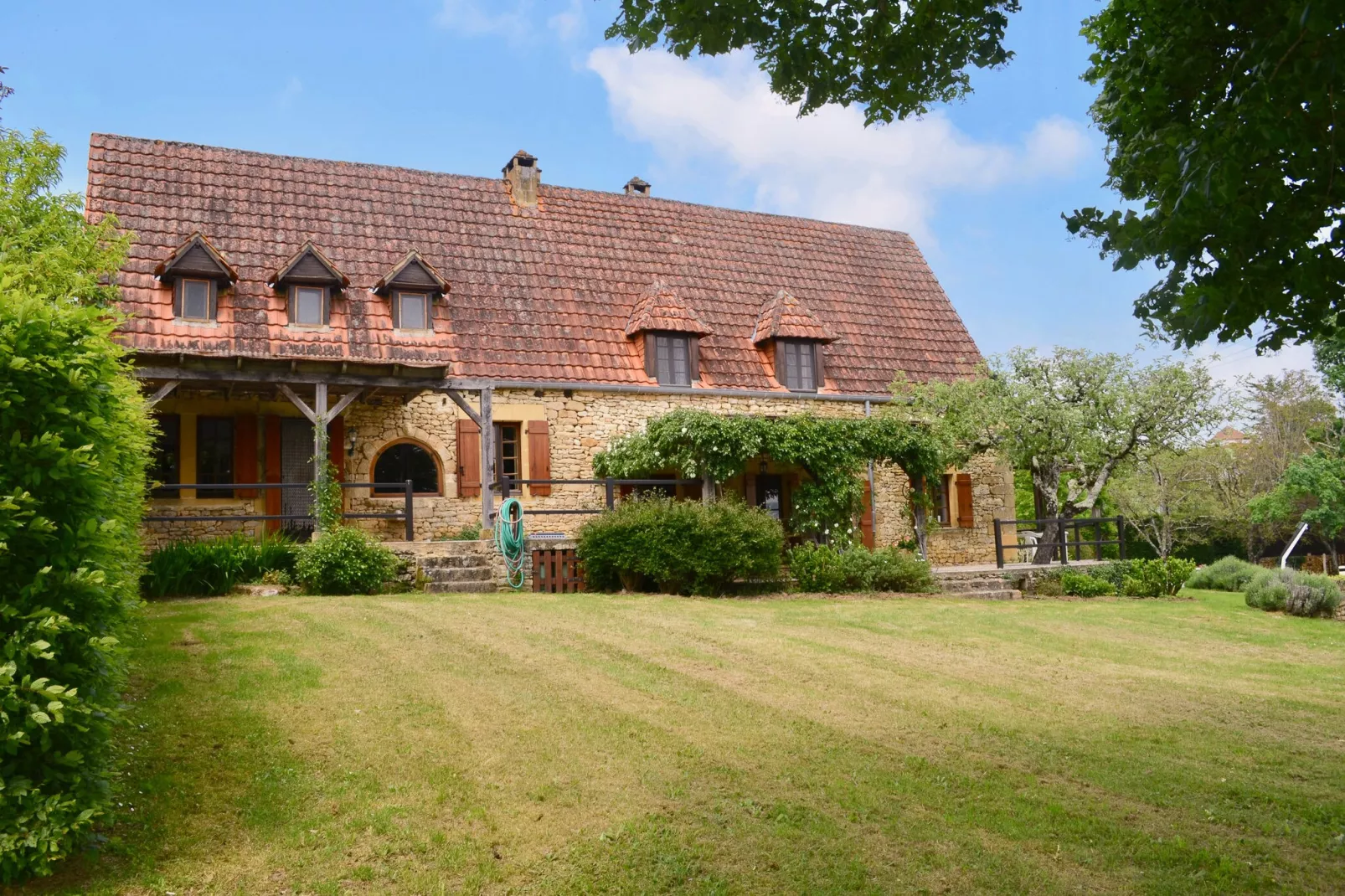 Maison Tamniès-Buitenkant zomer