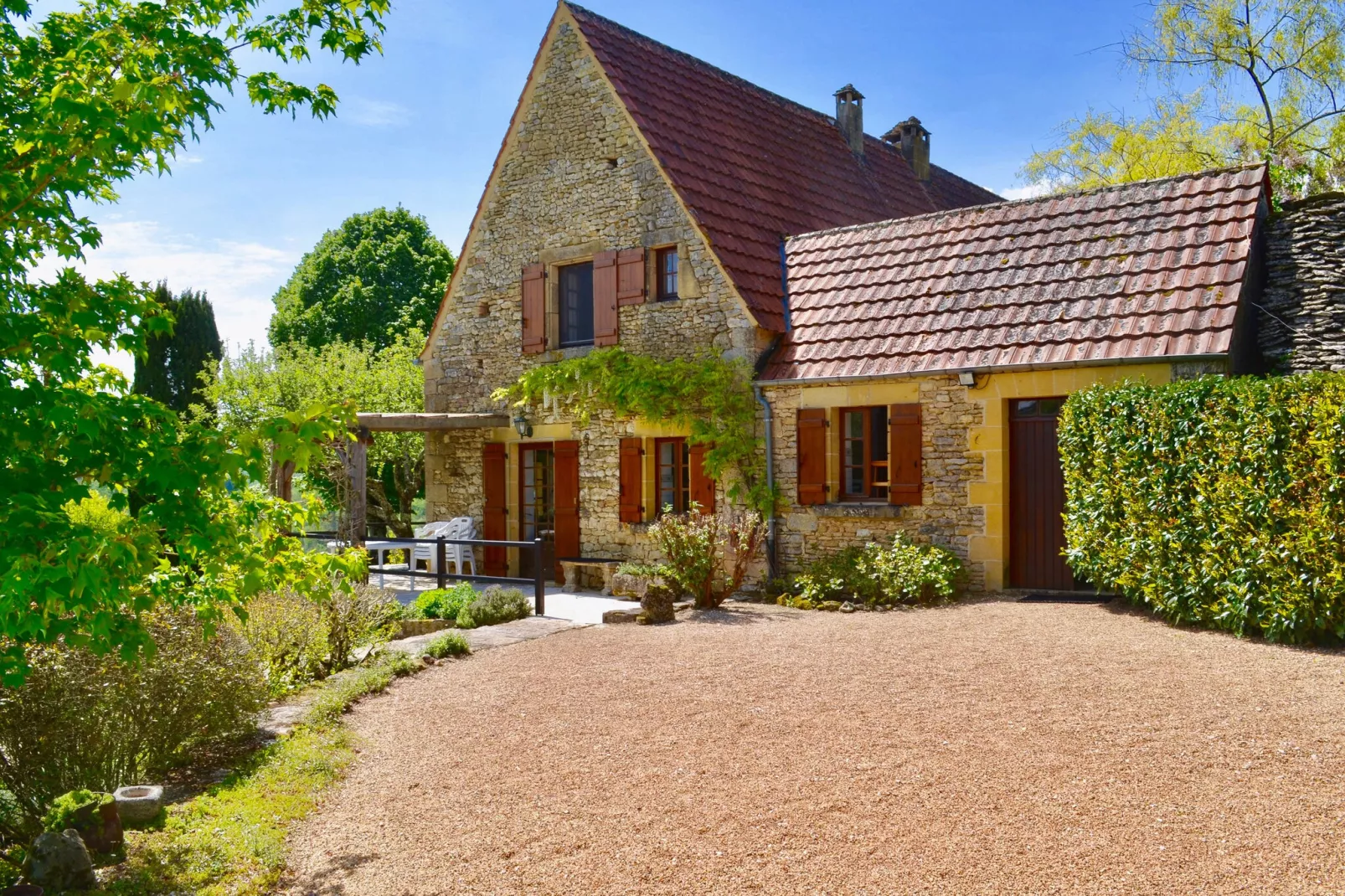 Maison Tamniès-Buitenkant zomer