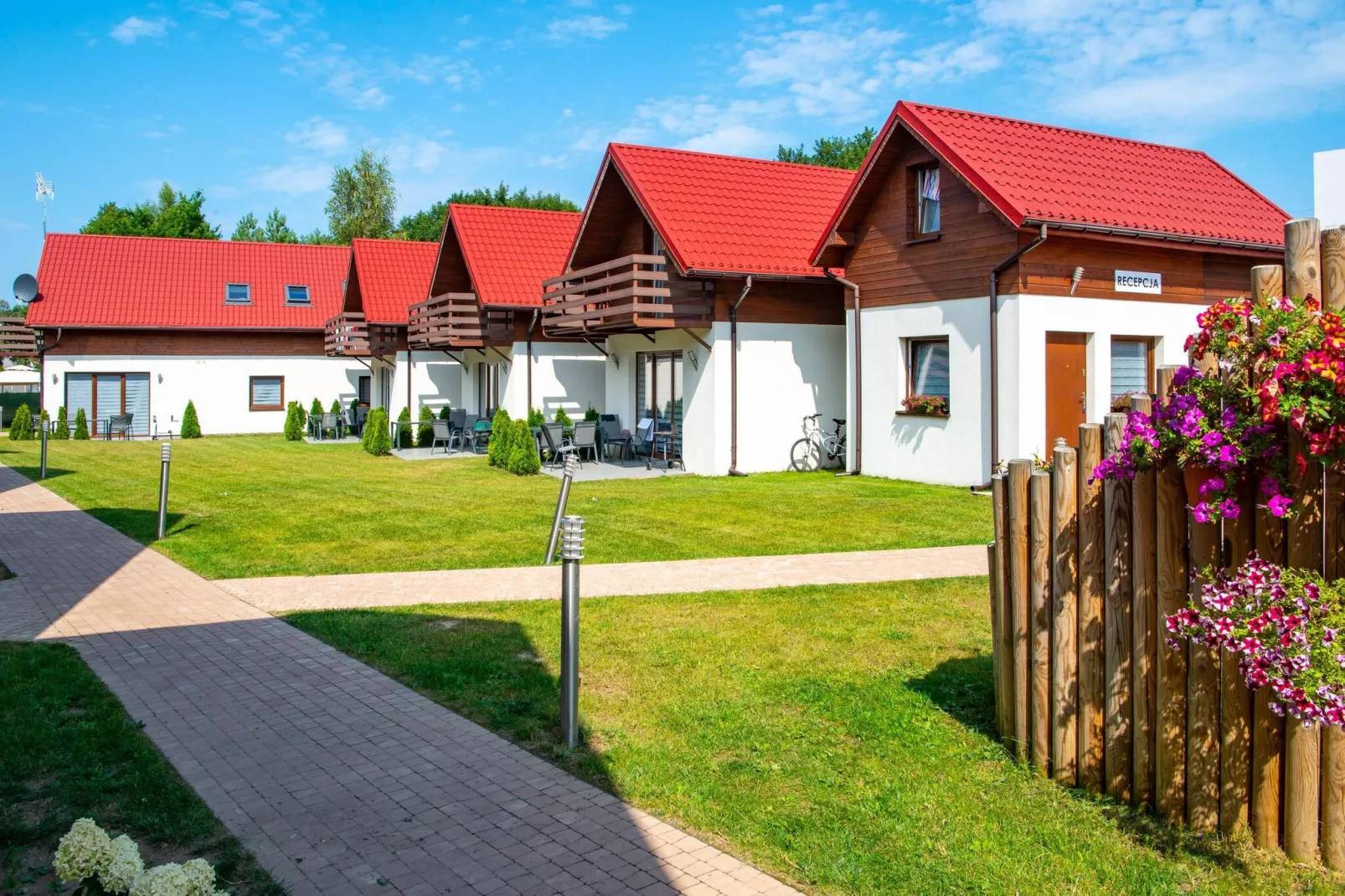 Domki STANDARD Jarosławiec-Tuinen zomer