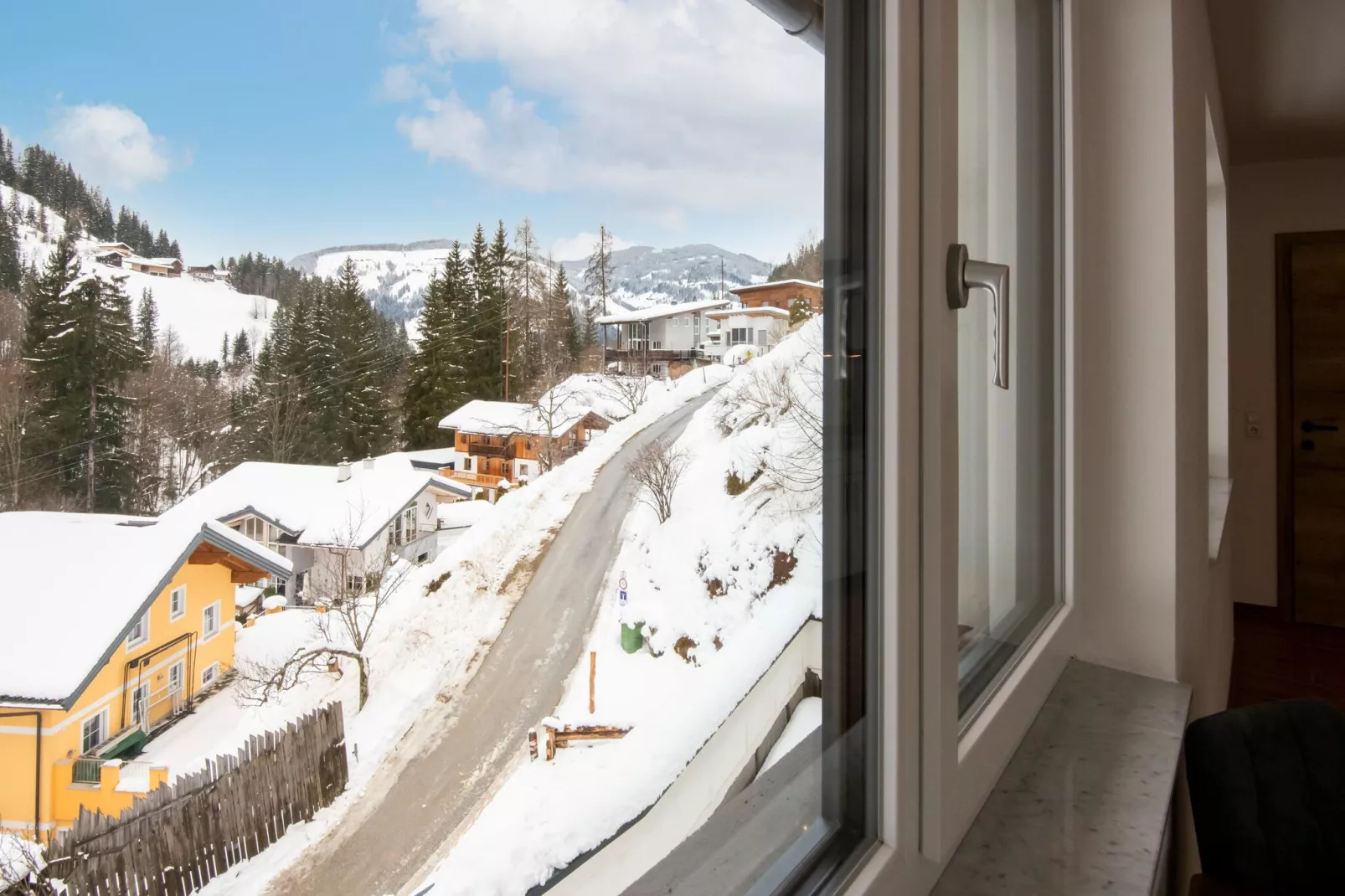 Apartment mit wunderschönem Bergblick und Balkon-Uitzicht winter
