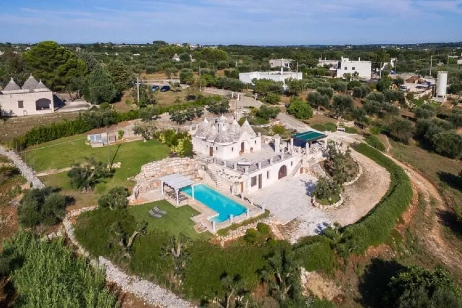 Trullo Il Pupineto Ostuni-Buitenkant zomer