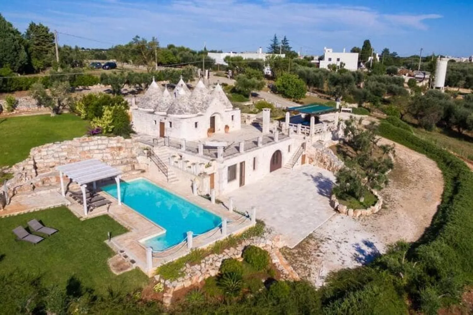 Trullo Il Pupineto Ostuni-Buitenkant zomer