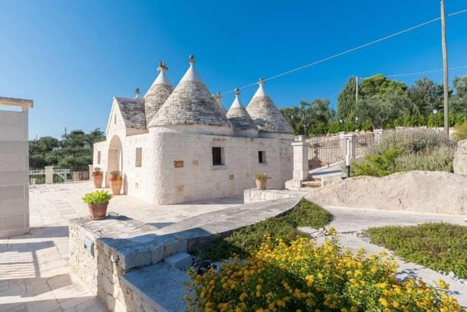 Trullo Il Pupineto Ostuni-Buitenkant zomer