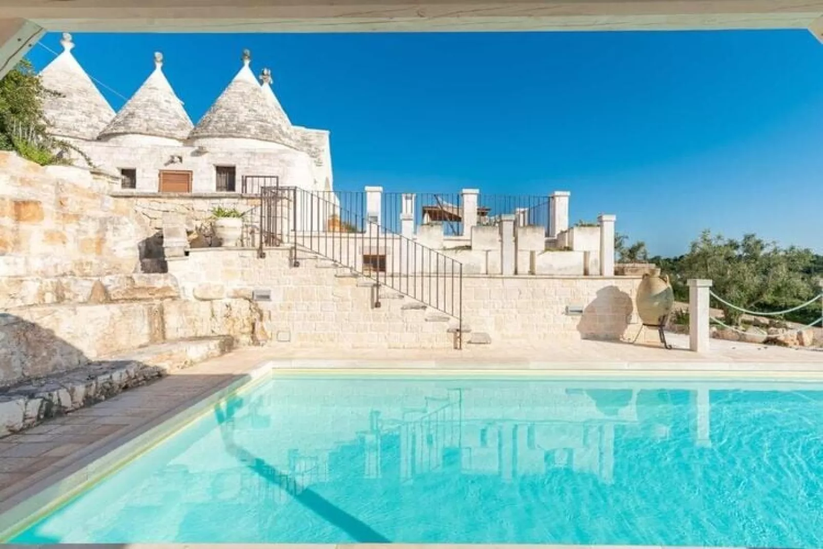 Trullo Il Pupineto Ostuni-Buitenkant zomer