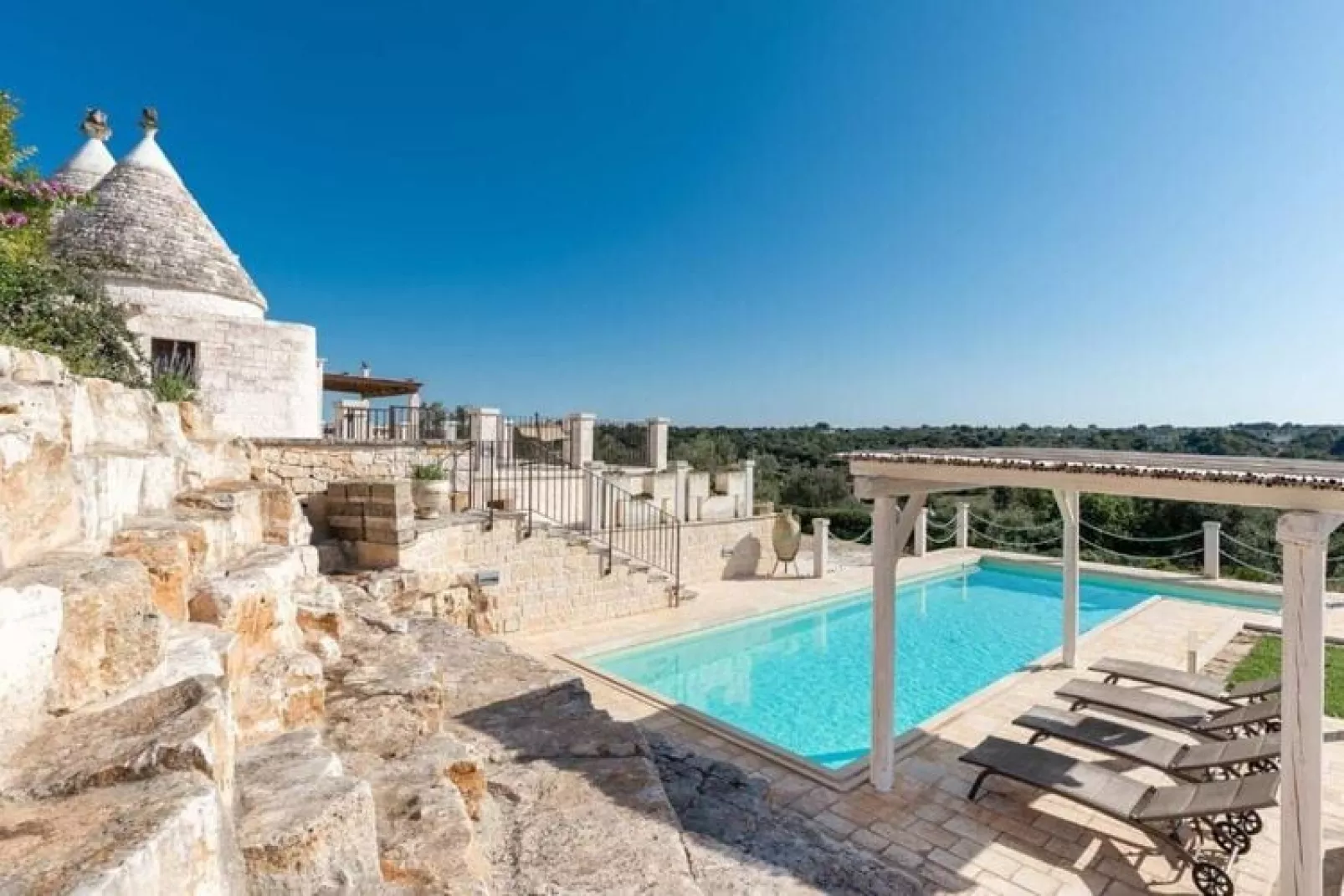 Trullo Il Pupineto Ostuni-Buitenkant zomer