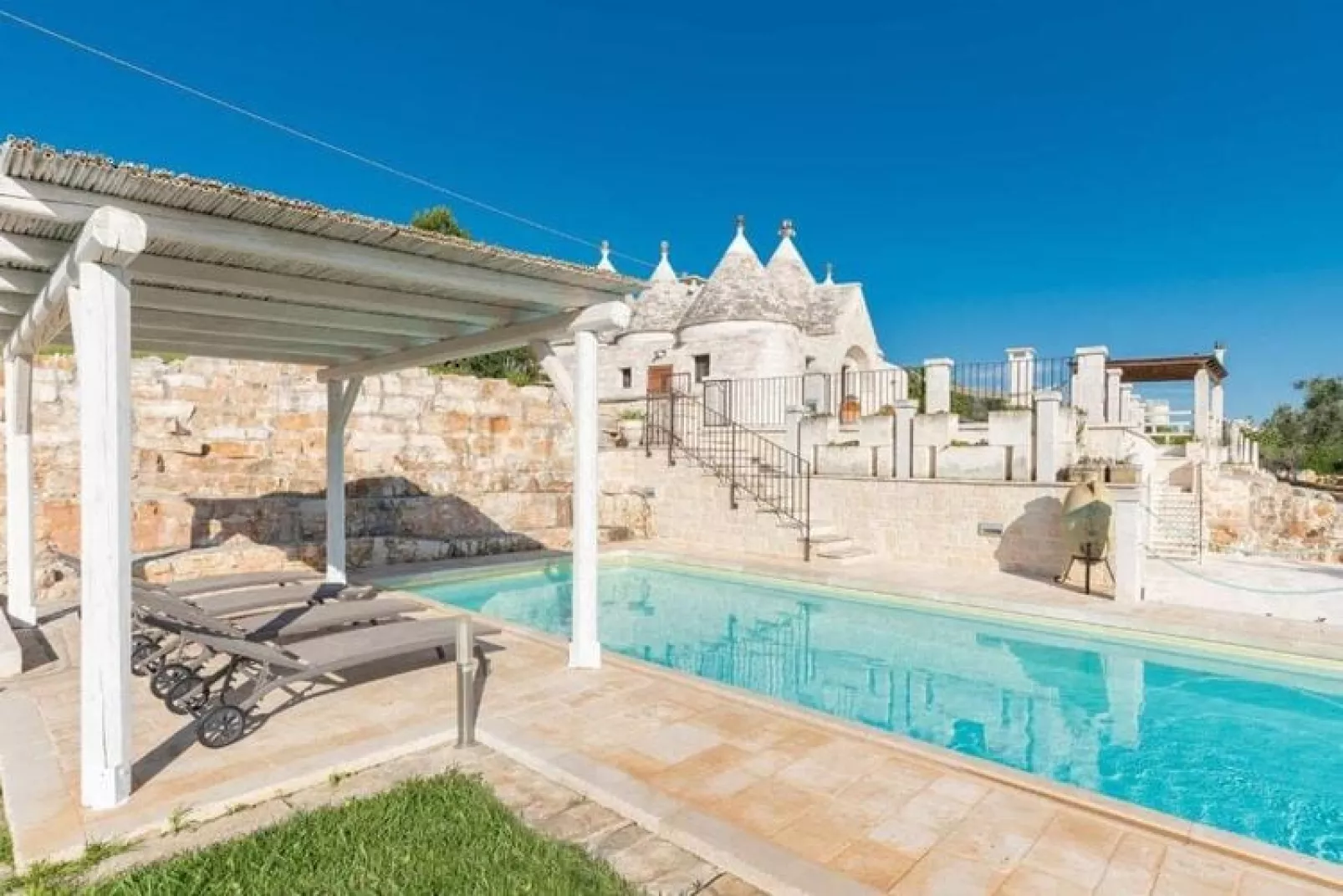 Trullo Il Pupineto Ostuni-Buitenkant zomer