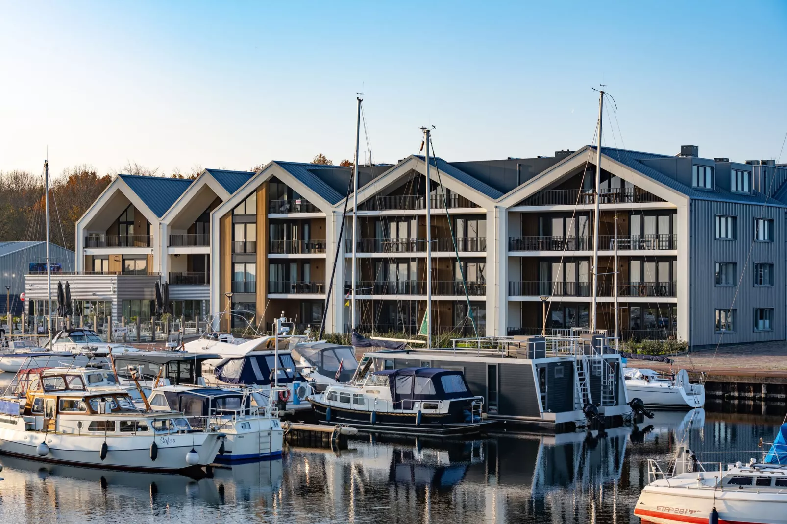 Harbour Loft 1i Résidence Marina havenzicht-Buitenkant zomer