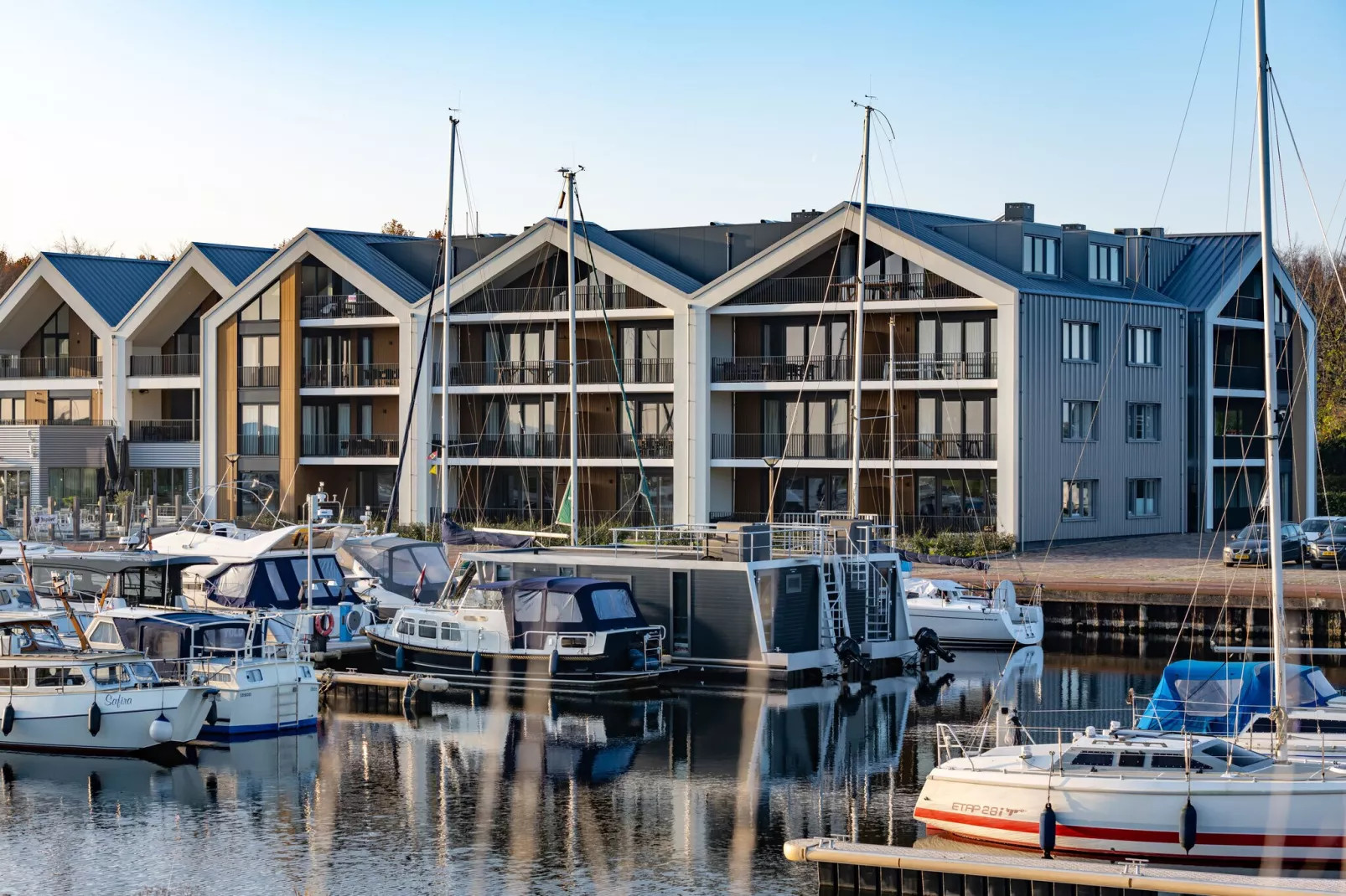 Harbour Loft 1K Residence Marina havenzicht-Buitenkant zomer