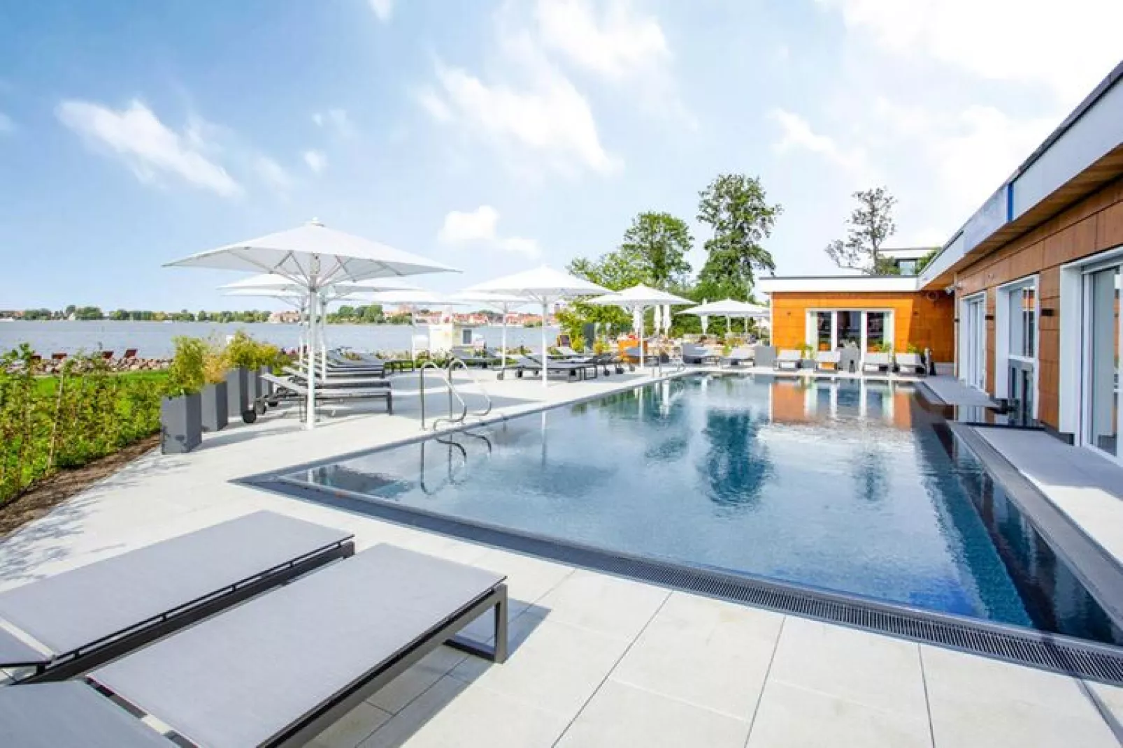 Apartments im MAREMÜRITZ Yachthafen Resort & Spa / Fortuna Suite Müritzblick 3 Personen-Zwembad