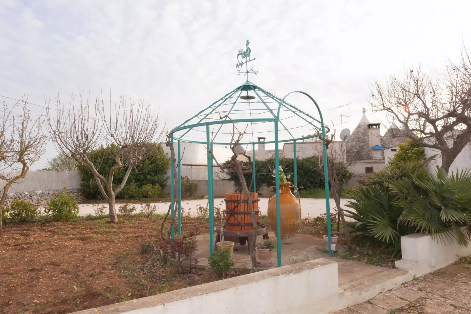 Trulli di Mina - Trullo Girasole Locorotondo-Buitenkant zomer