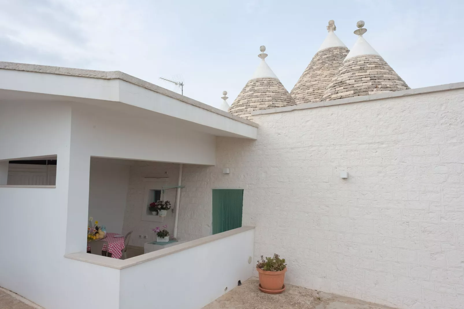 Trulli di Mina - Trullo Girasole Locorotondo-Buitenkant zomer