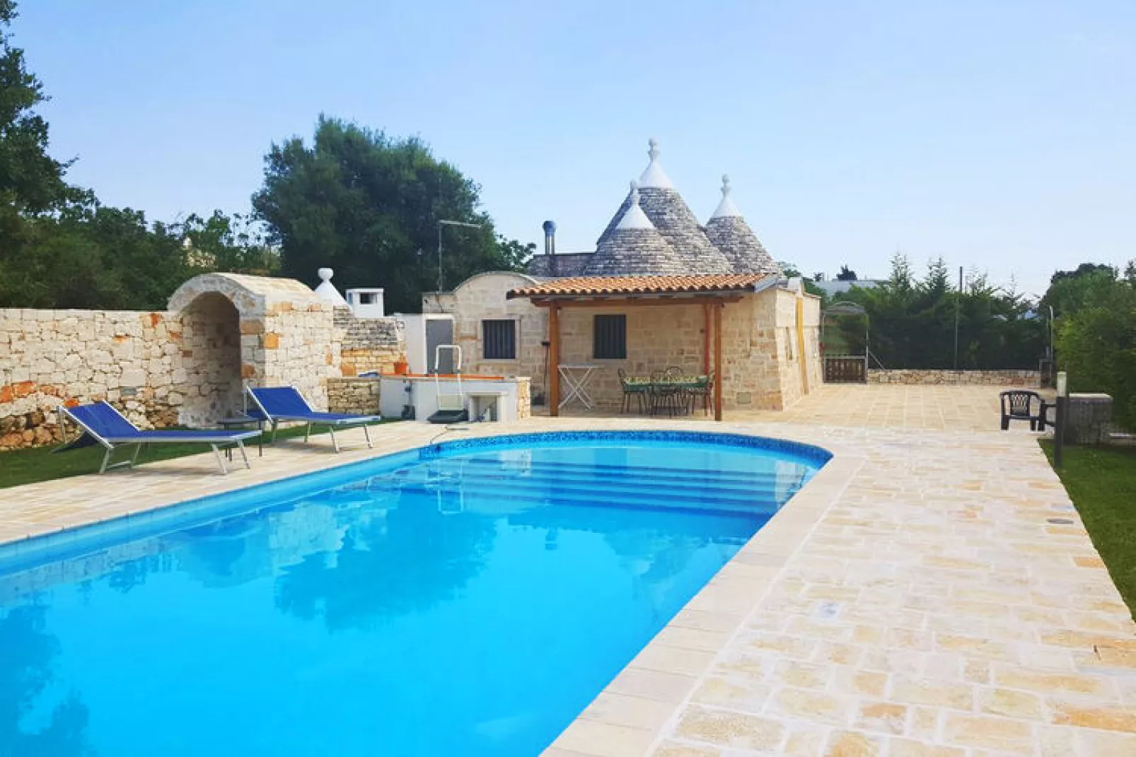 Trullo Filippo Ostuni-Buitenkant zomer