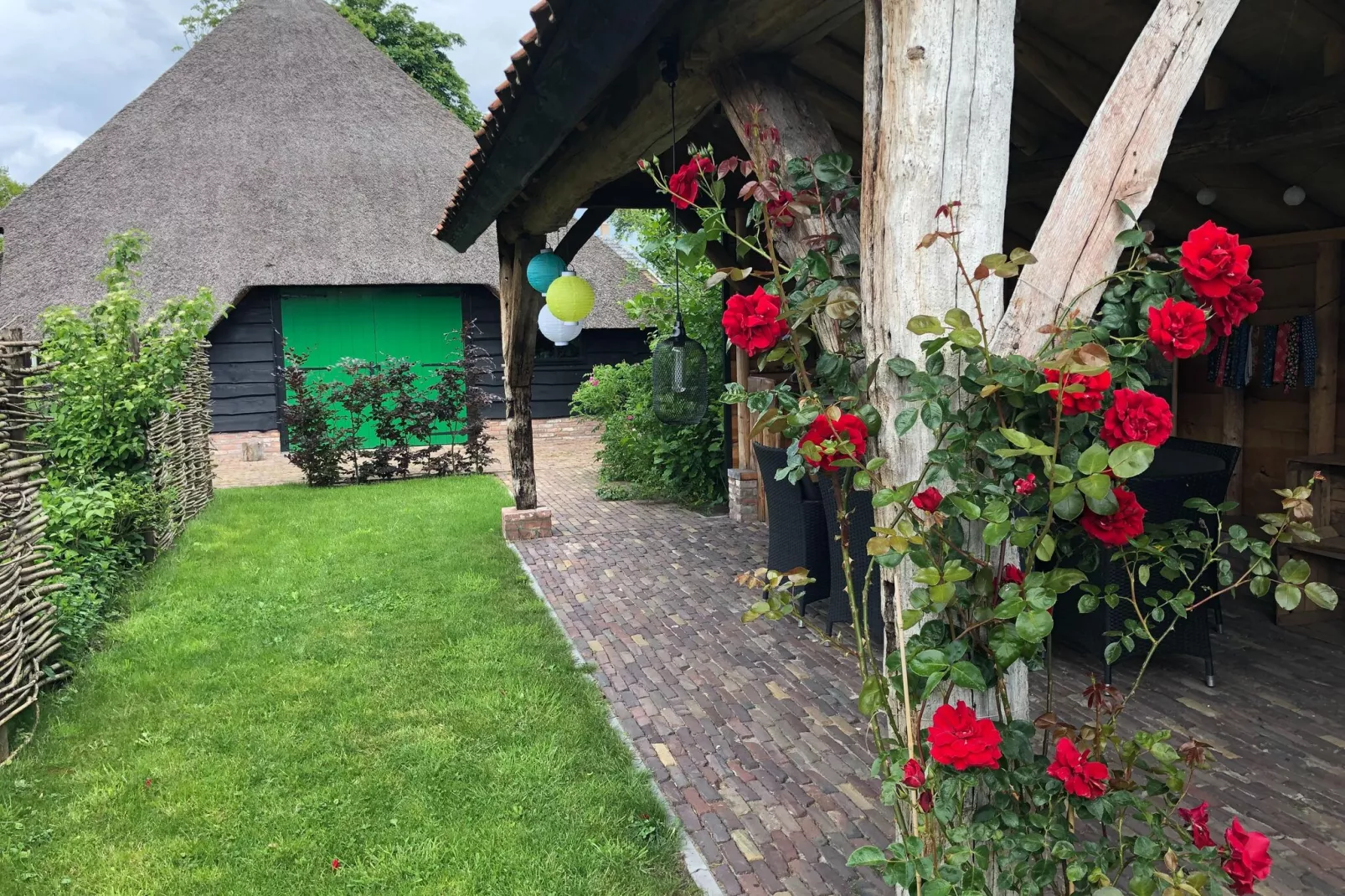 Woonboerderij in Staphorst voor 6 personen-Tuinen zomer