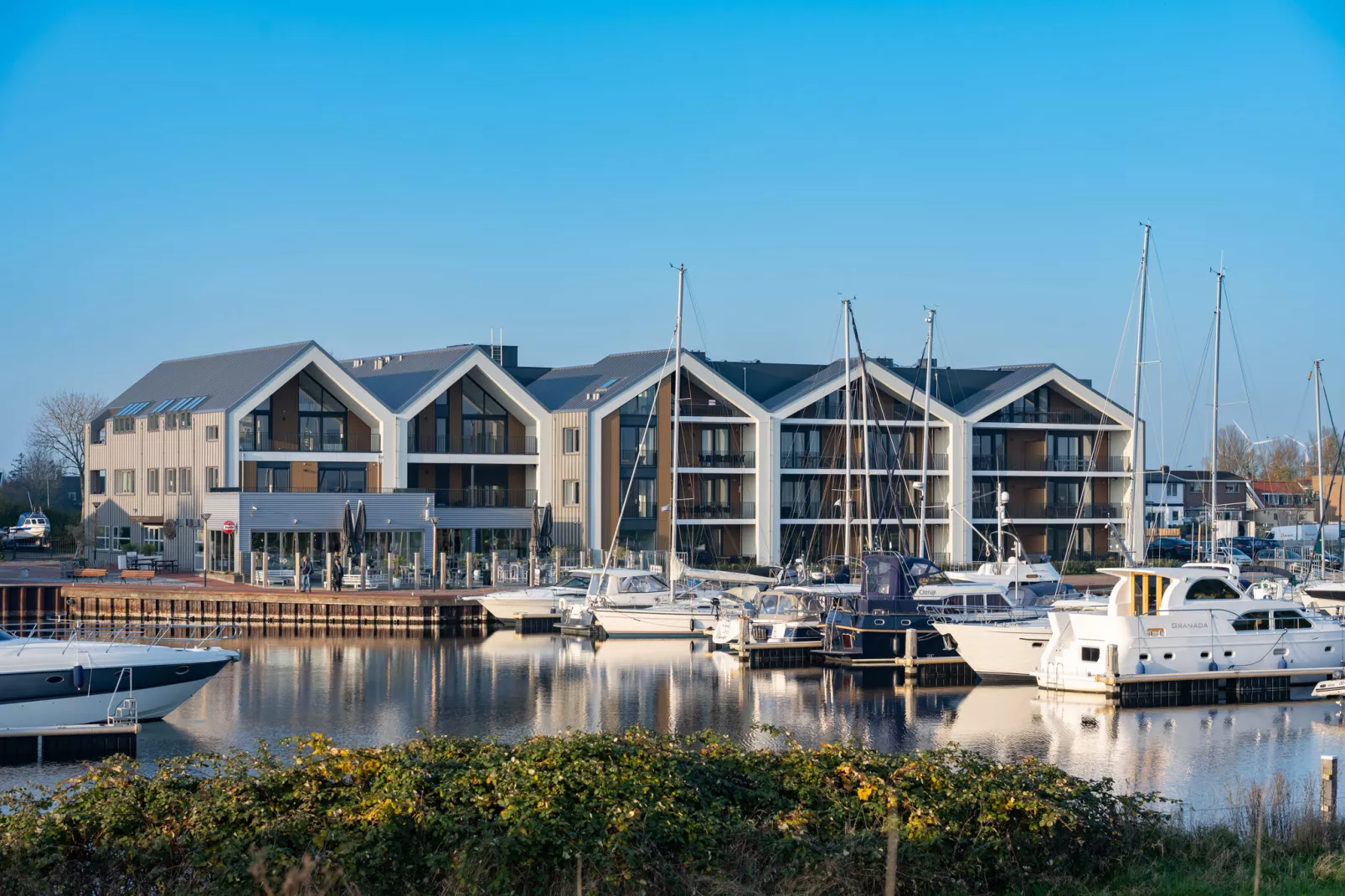 Harbour Loft 1G -uitzicht jachthaven-Buitenkant zomer