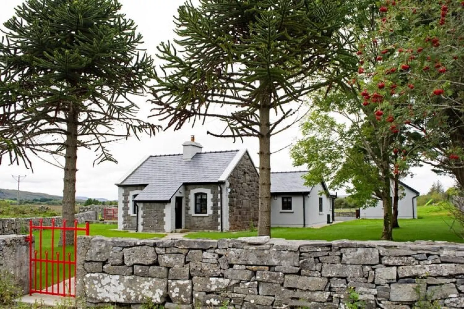 Cottage in Oughterard Co Galway-Buitenkant zomer