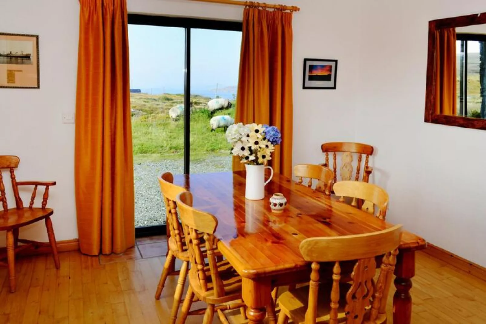 Cottage in Cleggan Co Galway Ireland-Eetkamer