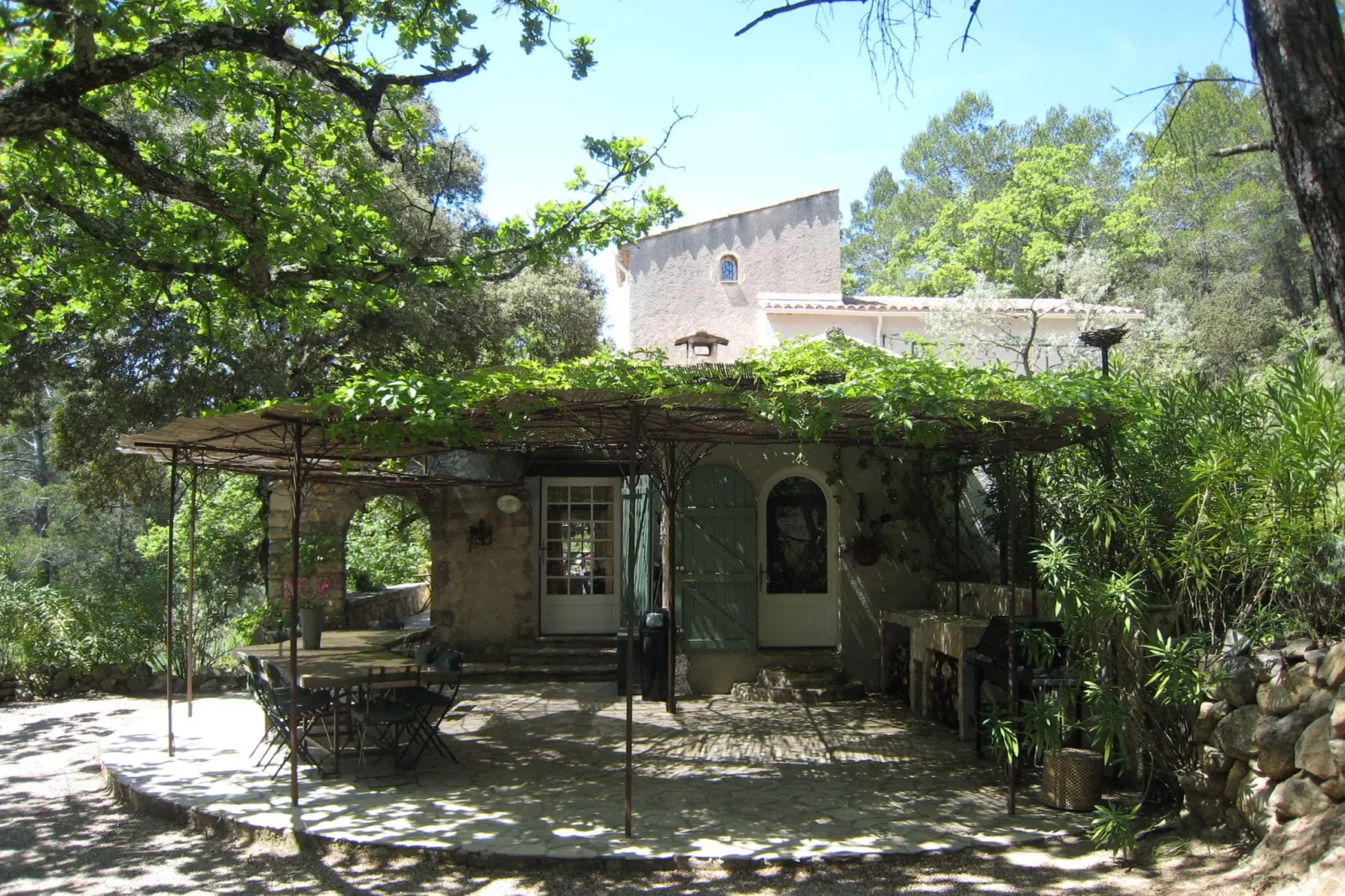Bergerie Caseneuve-Buitenkant zomer