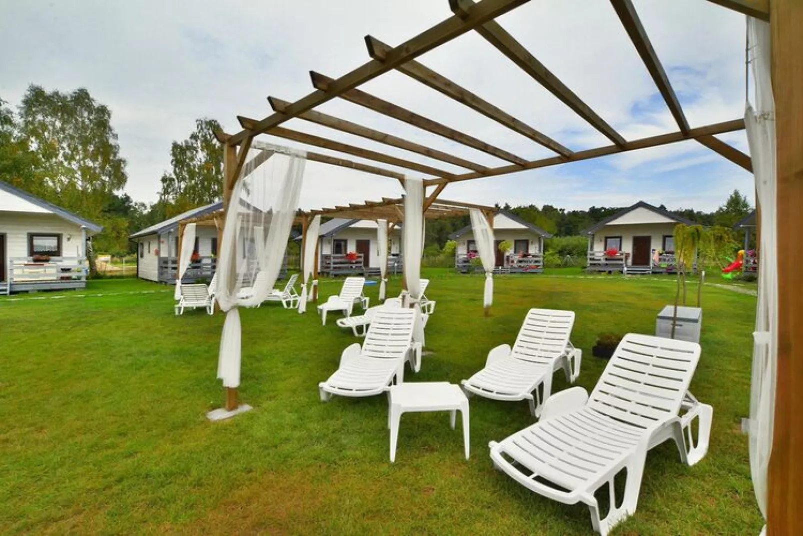 Domki wakacyjne przy basenie Jarosławiec-Terras