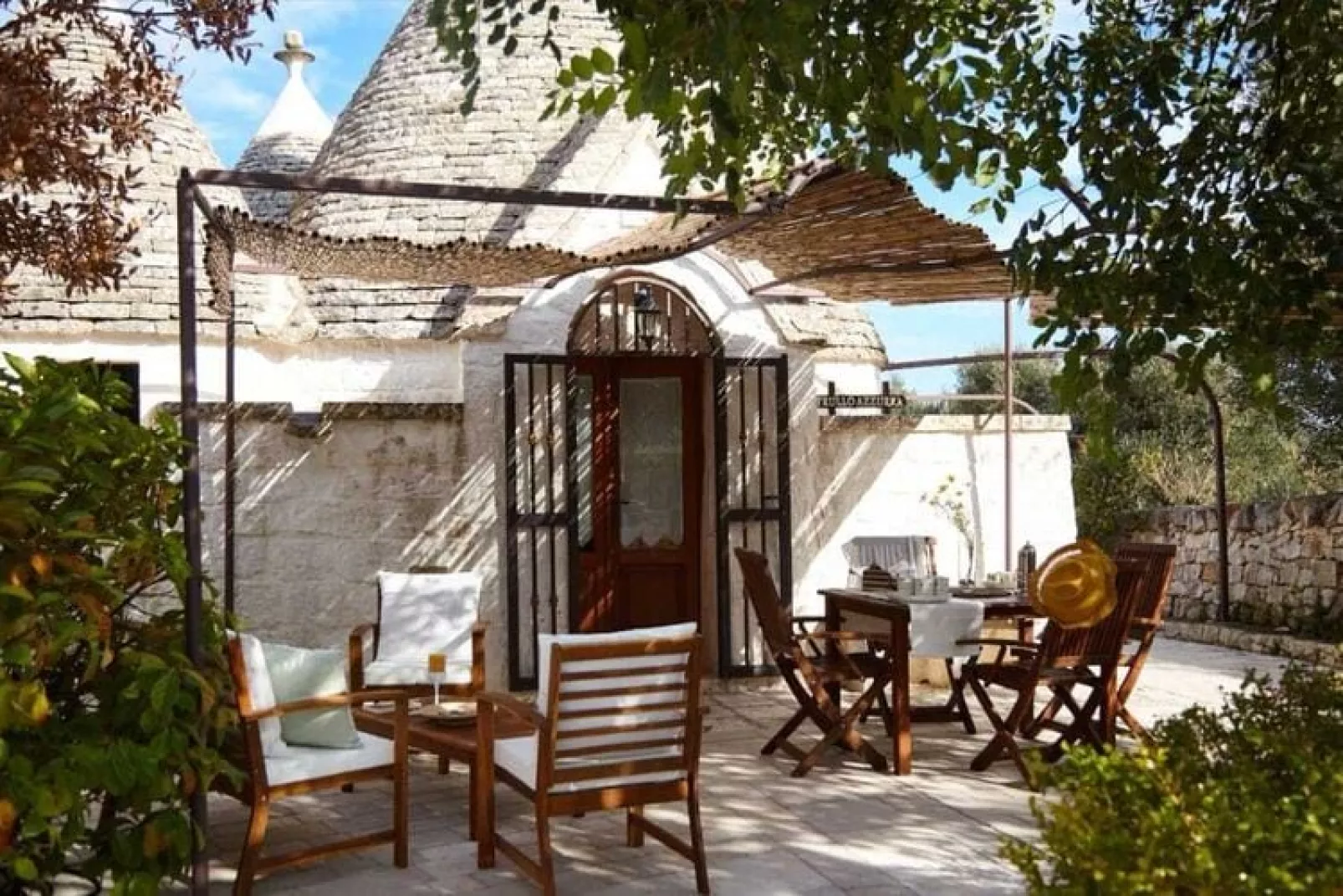 Trulli Azzalema Cisternino-Buitenkant zomer