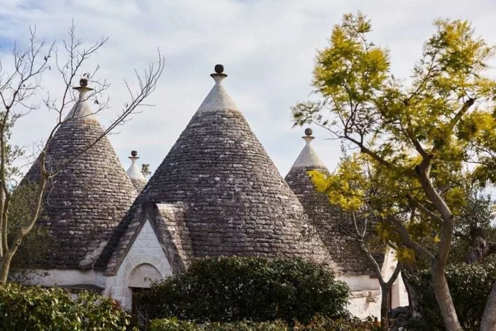 Trulli Azzalema Cisternino-Buitenkant zomer