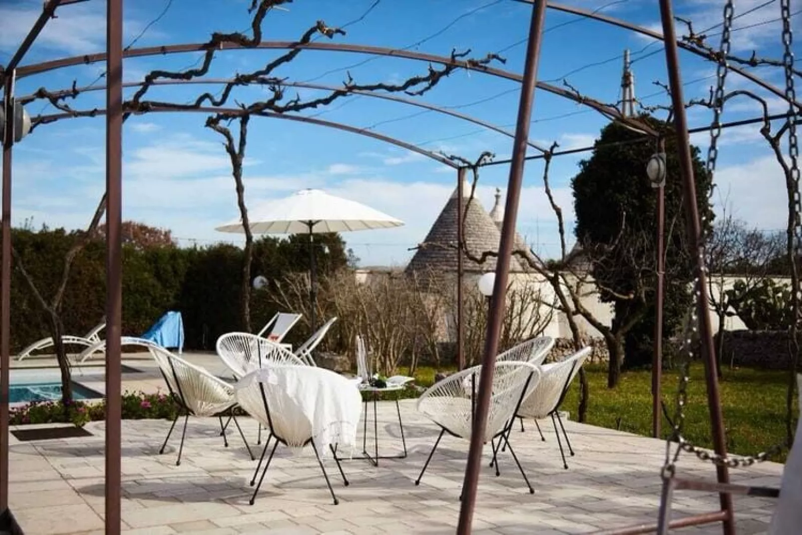 Trulli Azzalema Cisternino-Buitenkant zomer