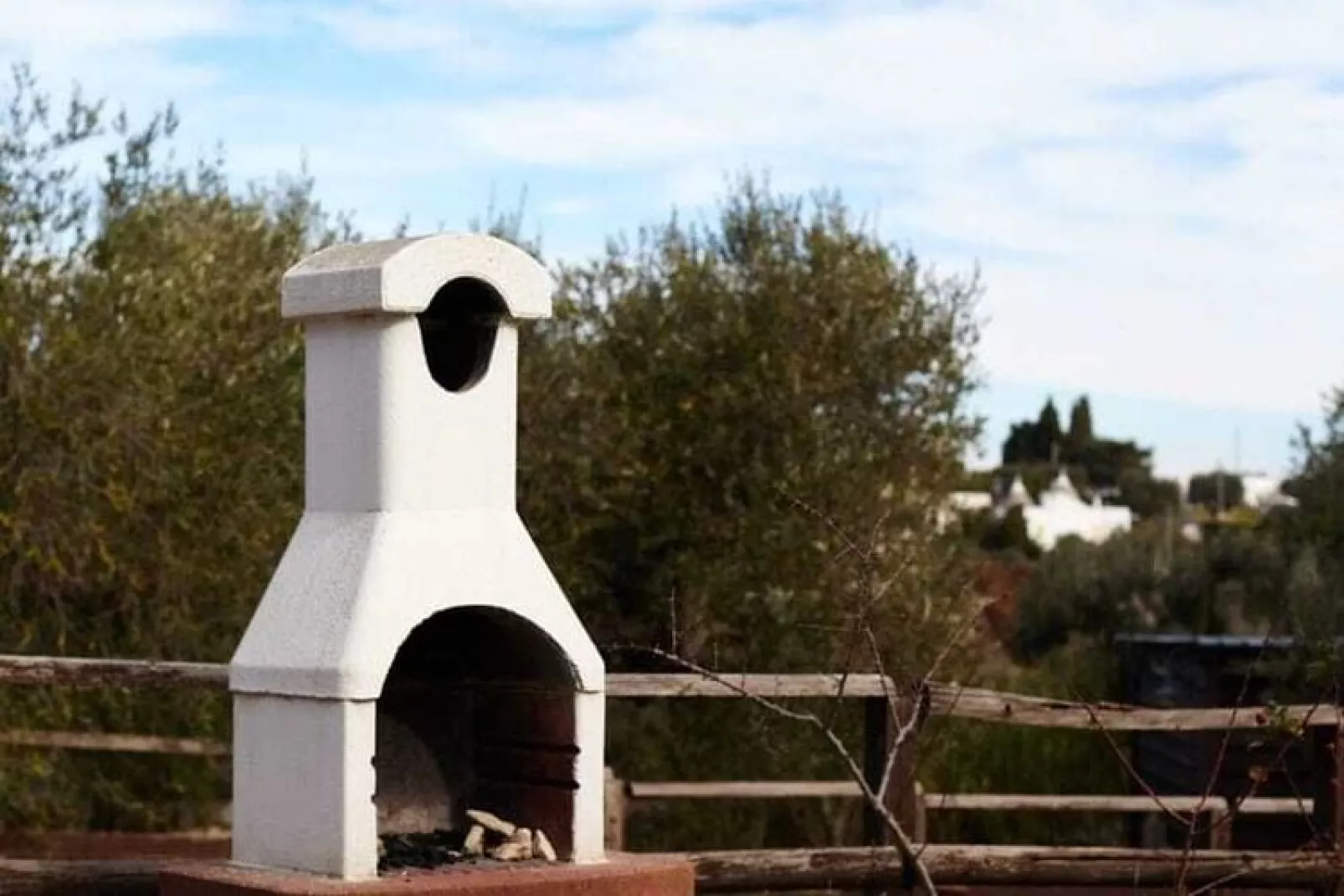 Trulli Azzalema Cisternino-Buitenkant zomer