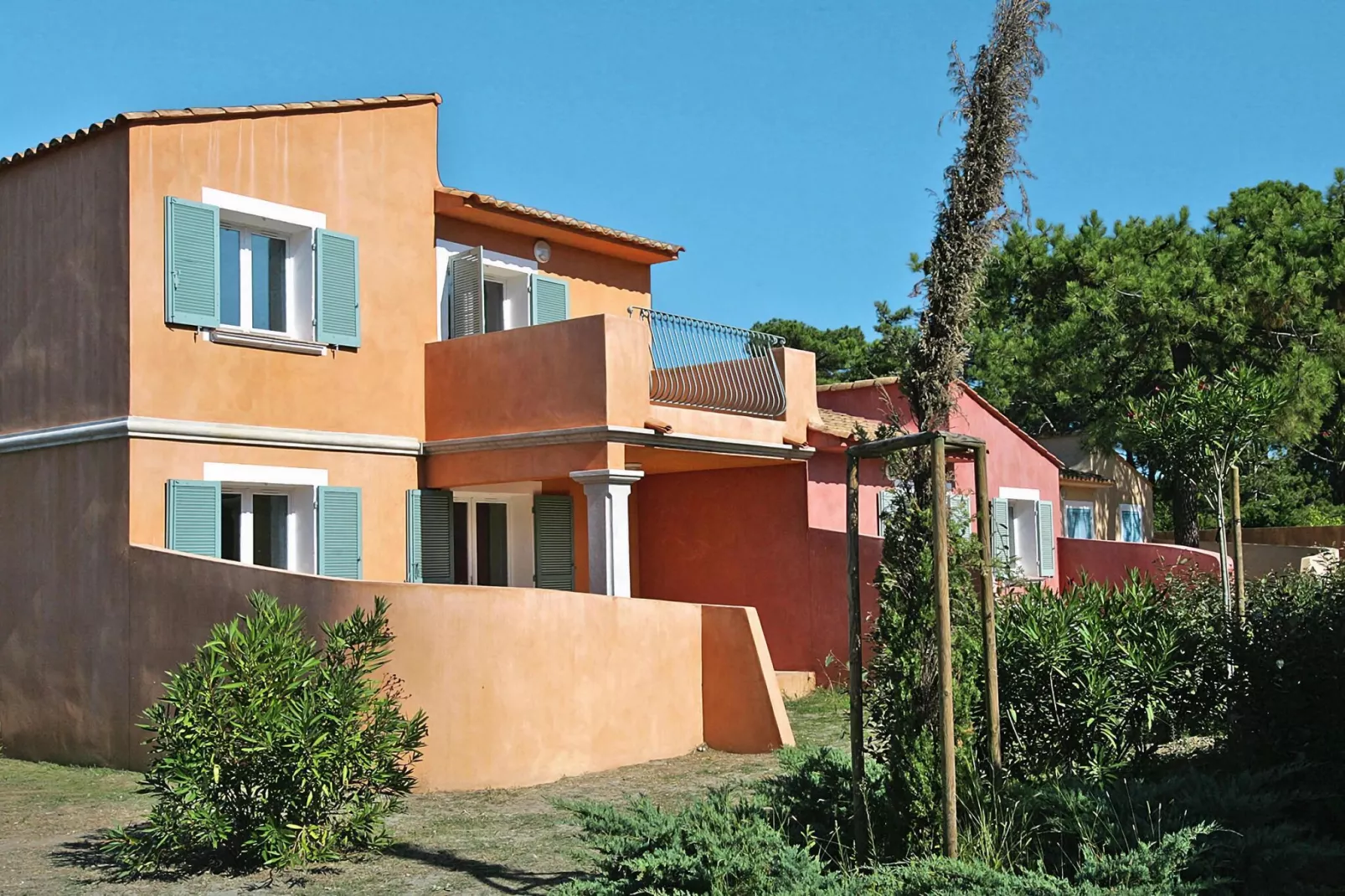 Residence Cala Bianca - Borgo-Plage // Studio Cab 24m2-Buitenkant zomer