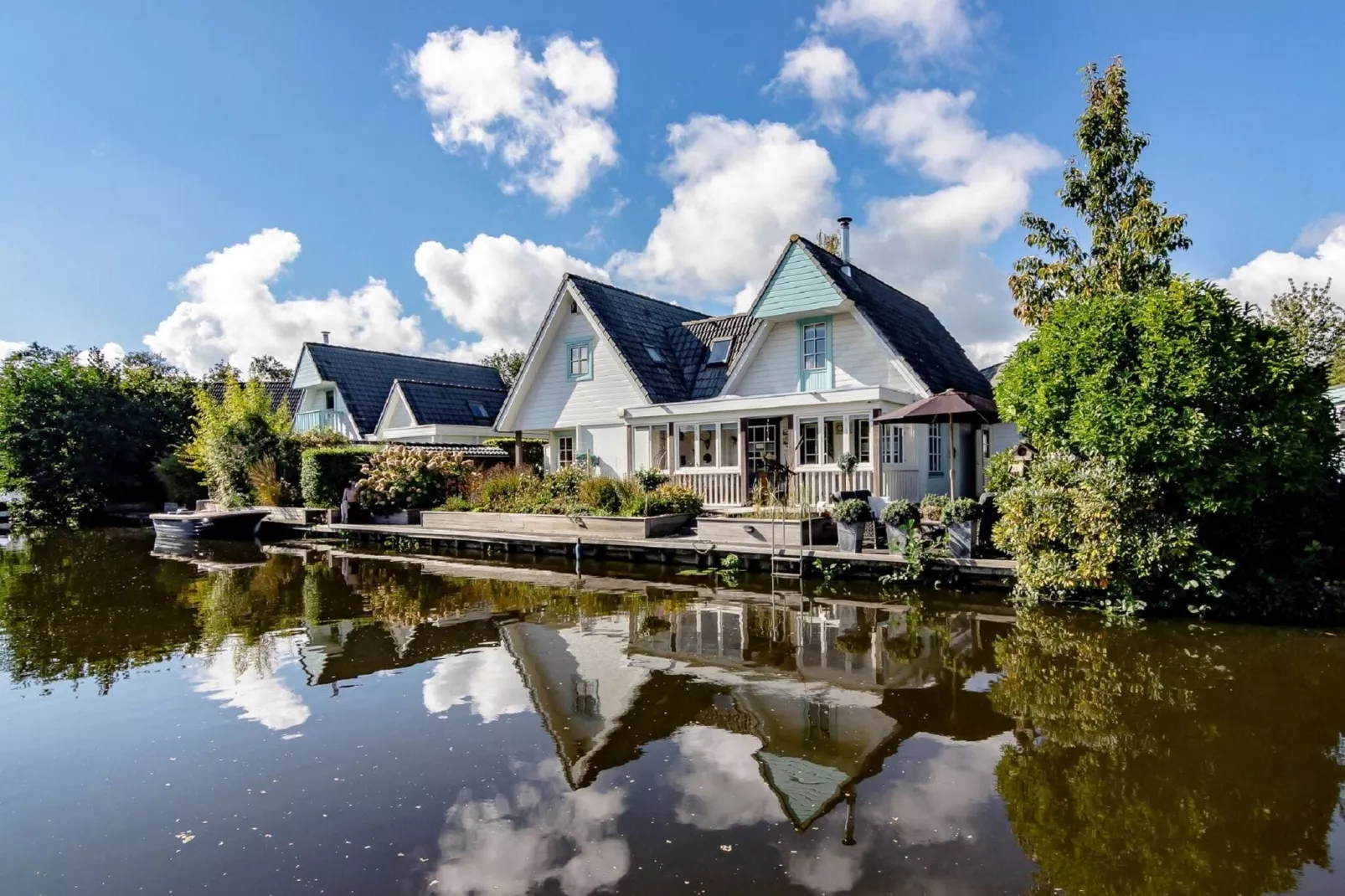 Groepswoning 2-11 personen aan het Zuidlaardermeer in Groningen met sloep optie-Buitenkant zomer