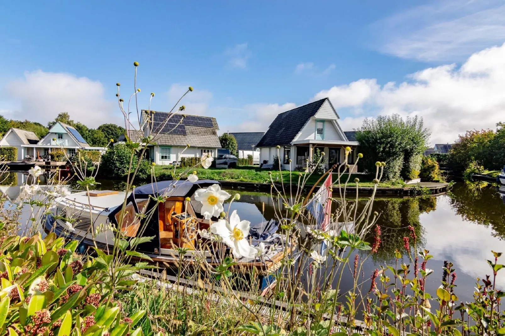 Groepswoning 2-11 personen aan het Zuidlaardermeer in Groningen met sloep optie-Uitzicht zomer