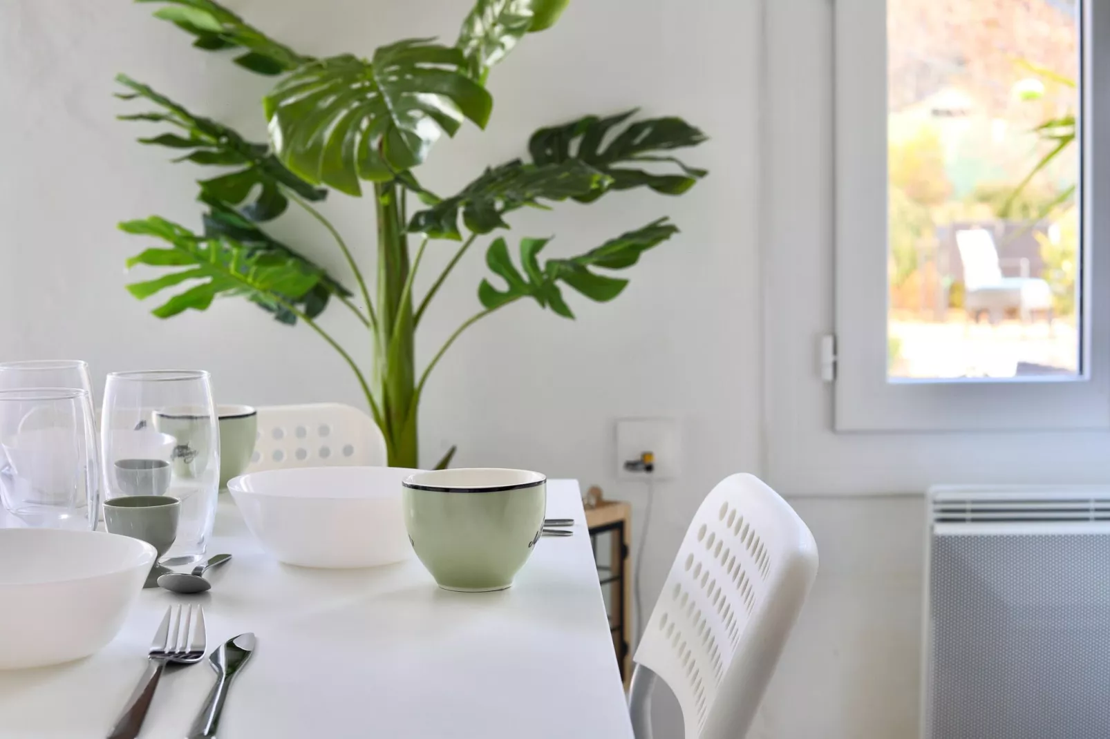 Appartement avec piscine-Eetkamer