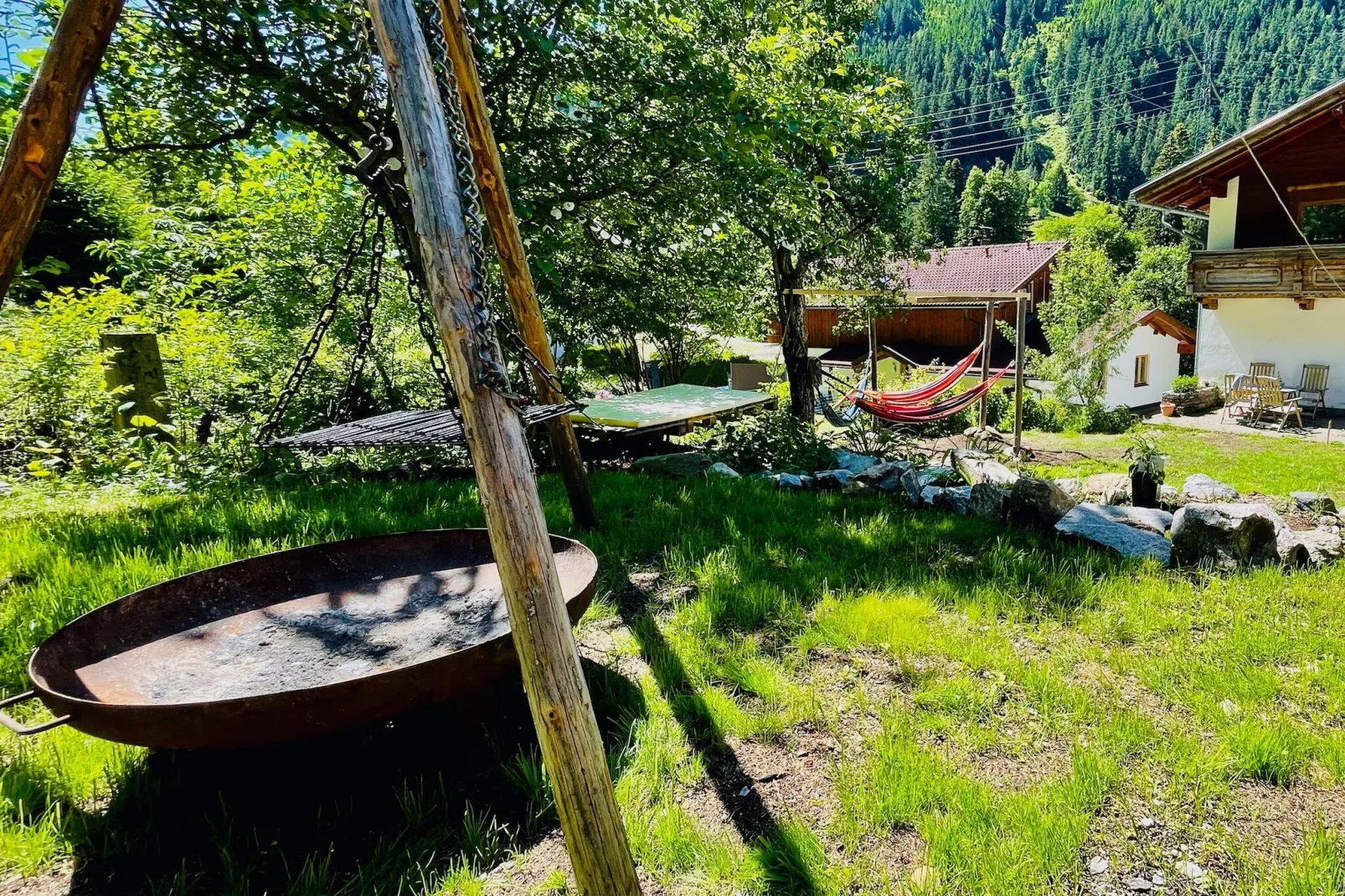 Backyard Mountain Hostel-Buitenkant zomer