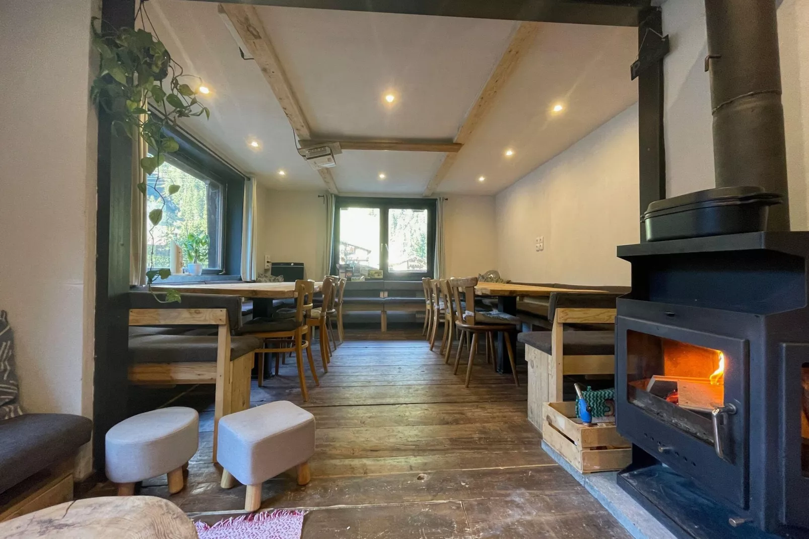 Backyard Mountain Hostel-Woonkamer