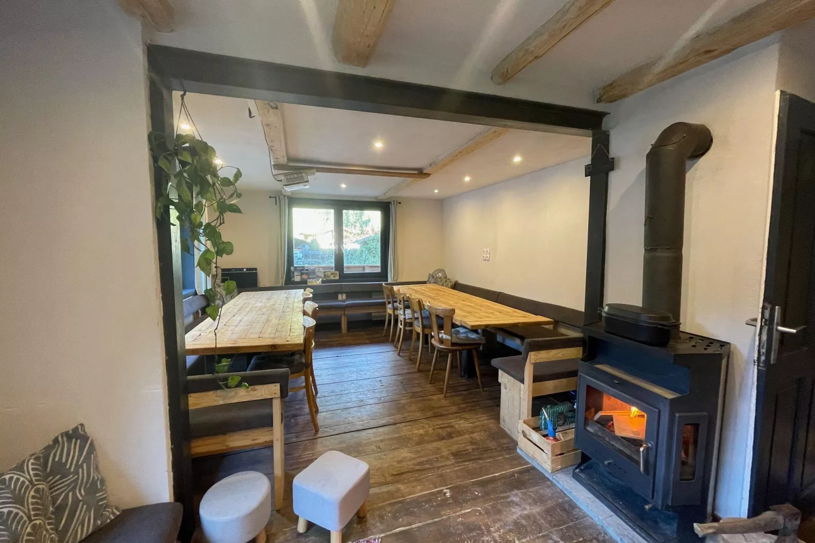 Backyard Mountain Hostel-Woonkamer