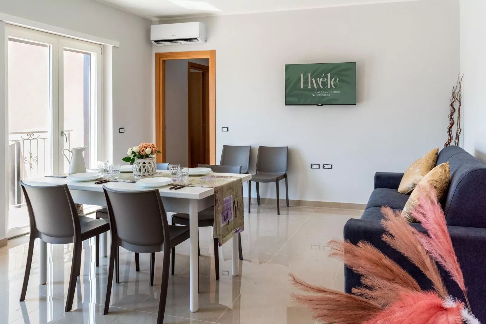 Hyèle Accommodation Experience Casal Velino - 2 bedroom balcony 5 pax - Trilo Deluxe Balcony-Woonkamer