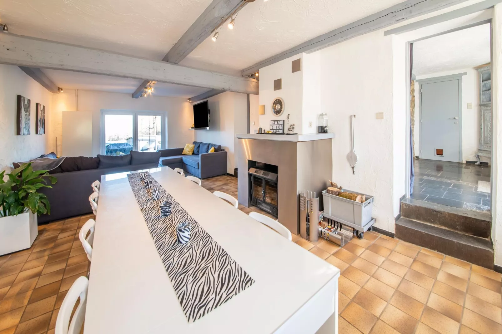 Charmante habitation située à la Reid avec Jacuzzi-Eetkamer
