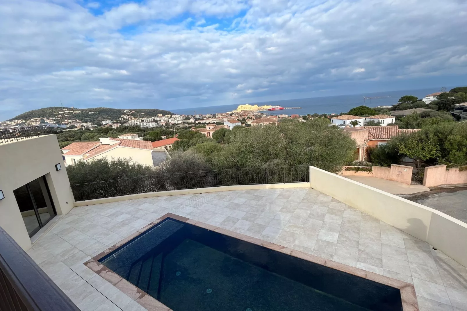 Superbe villa 8 personnes avec piscine et vue mer-Uitzicht zomer