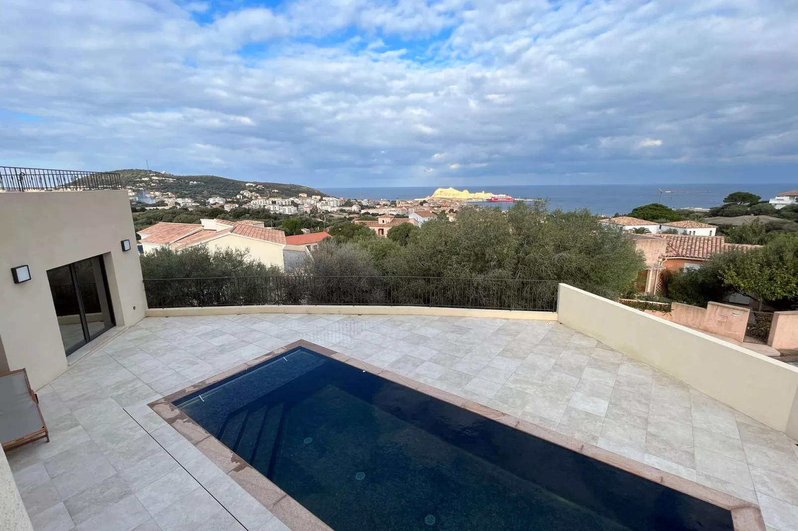 Superbe villa 8 personnes avec piscine et vue mer-Uitzicht zomer