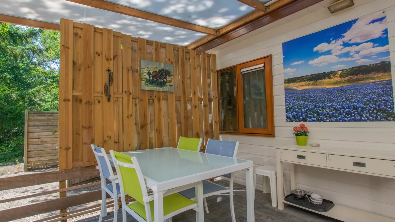 Witte Bungalow-Terrasbalkon