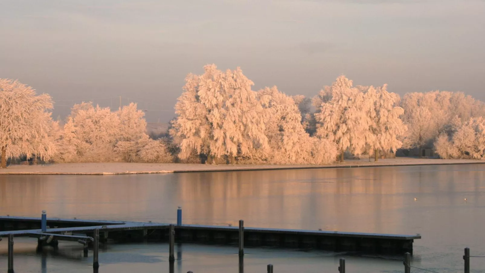 Tiny houseboat Parel IV - airco-Uitzicht winter