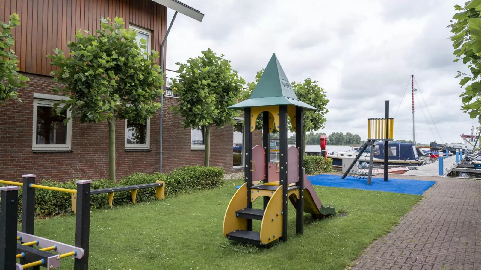 Tiny houseboat Parel IV - airco-Parkfaciliteiten