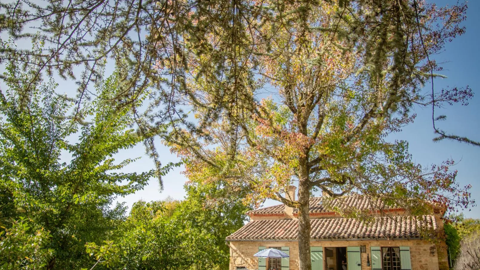 Maison Sauveterre-la-Lémance-Buitenkant zomer