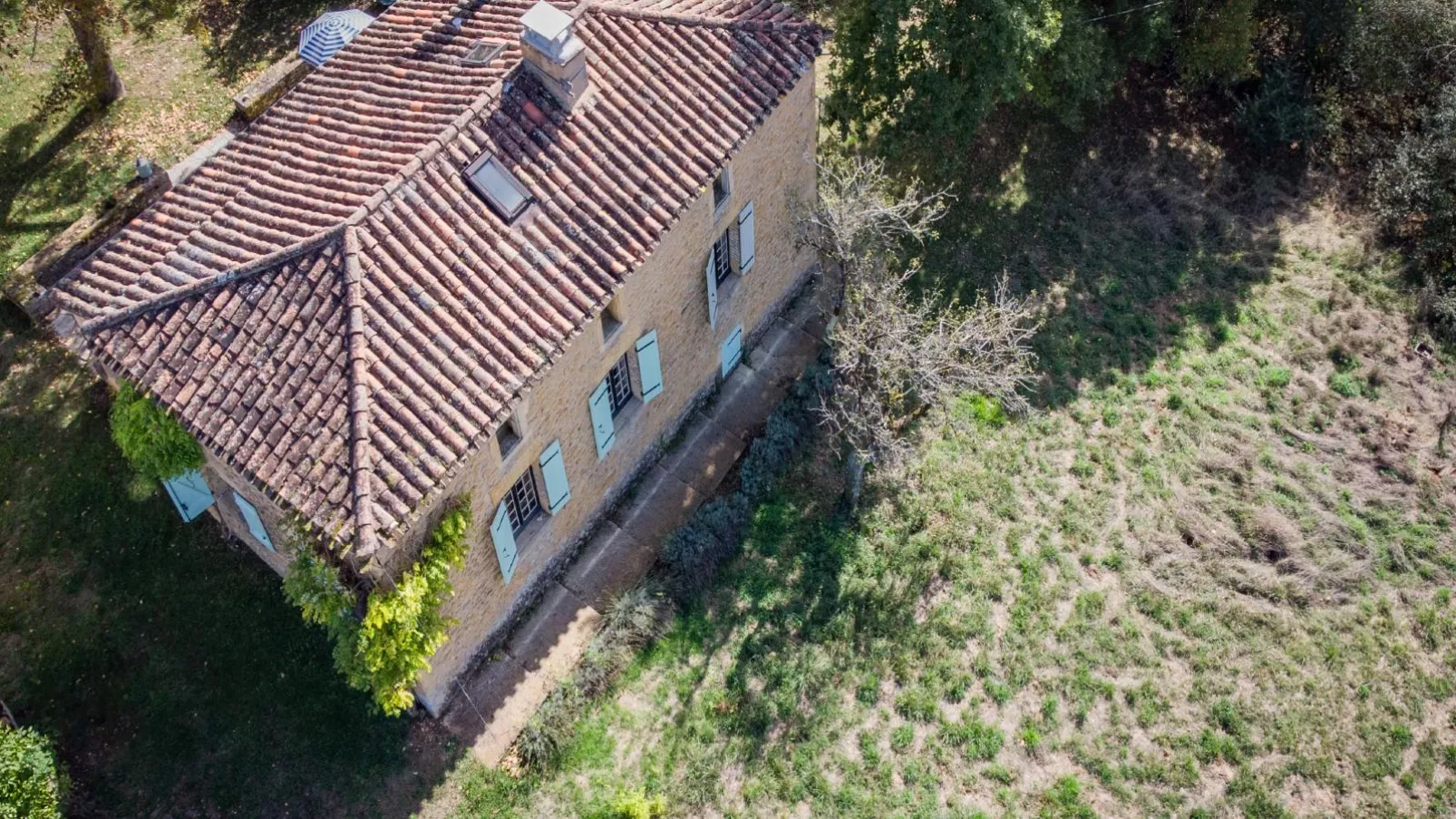 Maison Sauveterre-la-Lémance-Buitenkant zomer