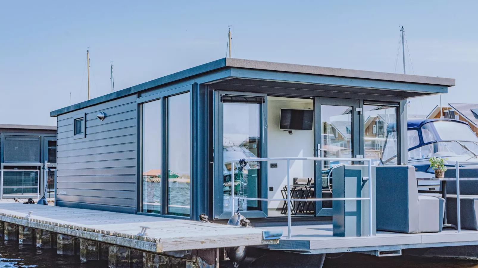 Tiny houseboat Uitgeest I-Buitenkant zomer