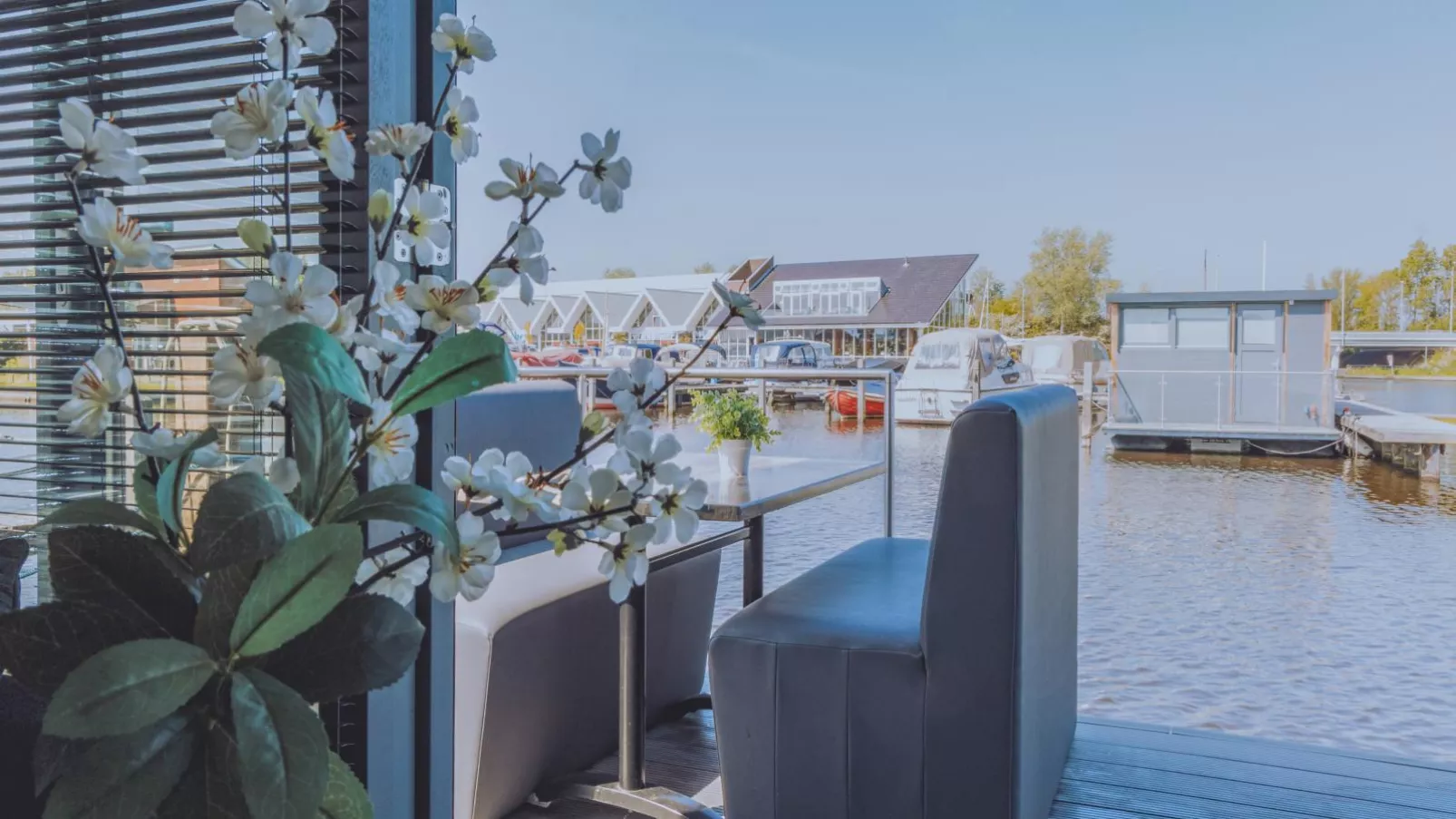 Tiny houseboat Uitgeest I-Uitzicht zomer