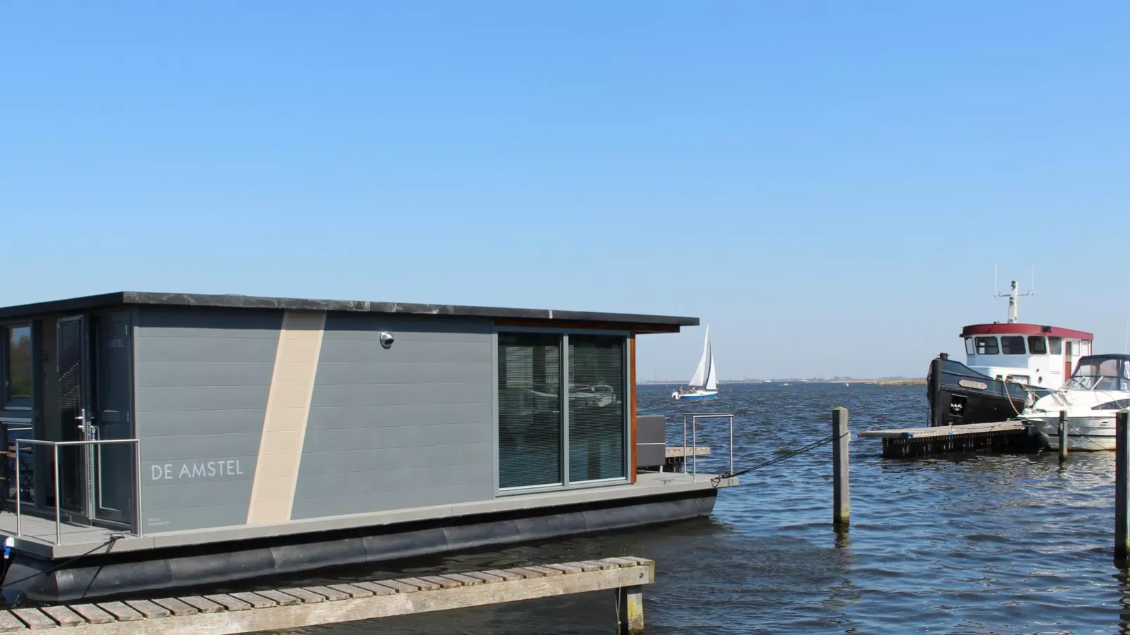 Tiny houseboat Uitgeest I-Buitenkant zomer