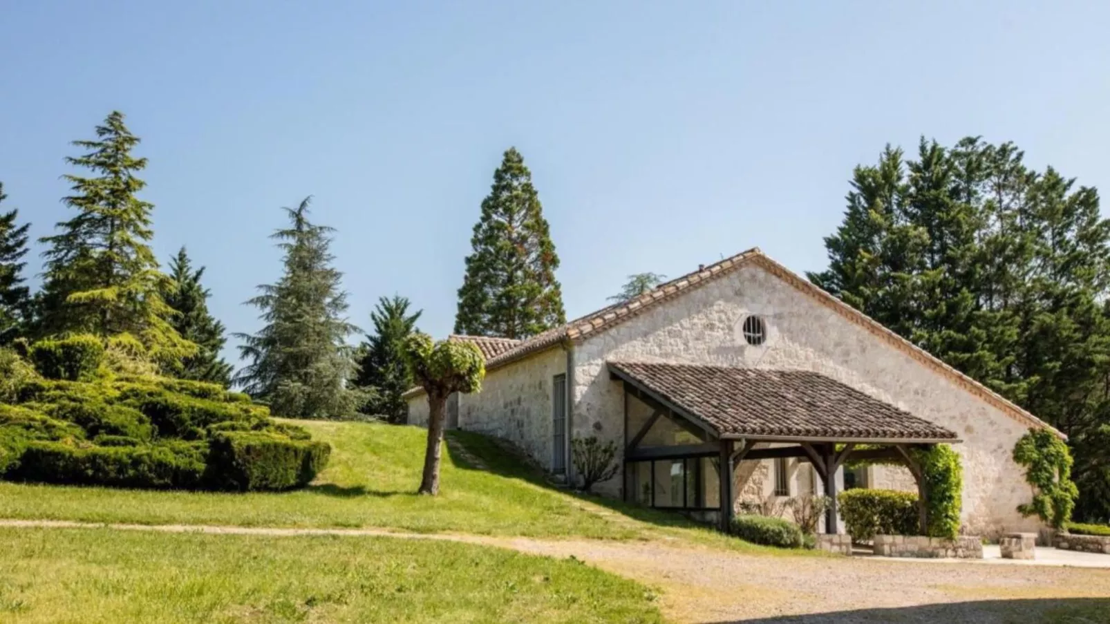 Gites de Saint Maurin-Buitenkant zomer