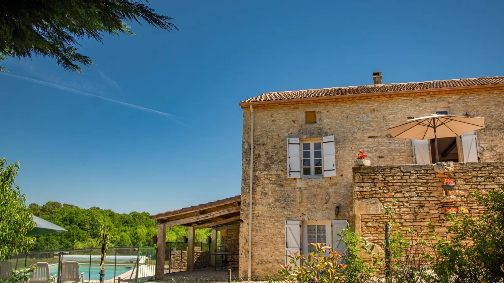 Maison Girou Haut-Buitenkant zomer