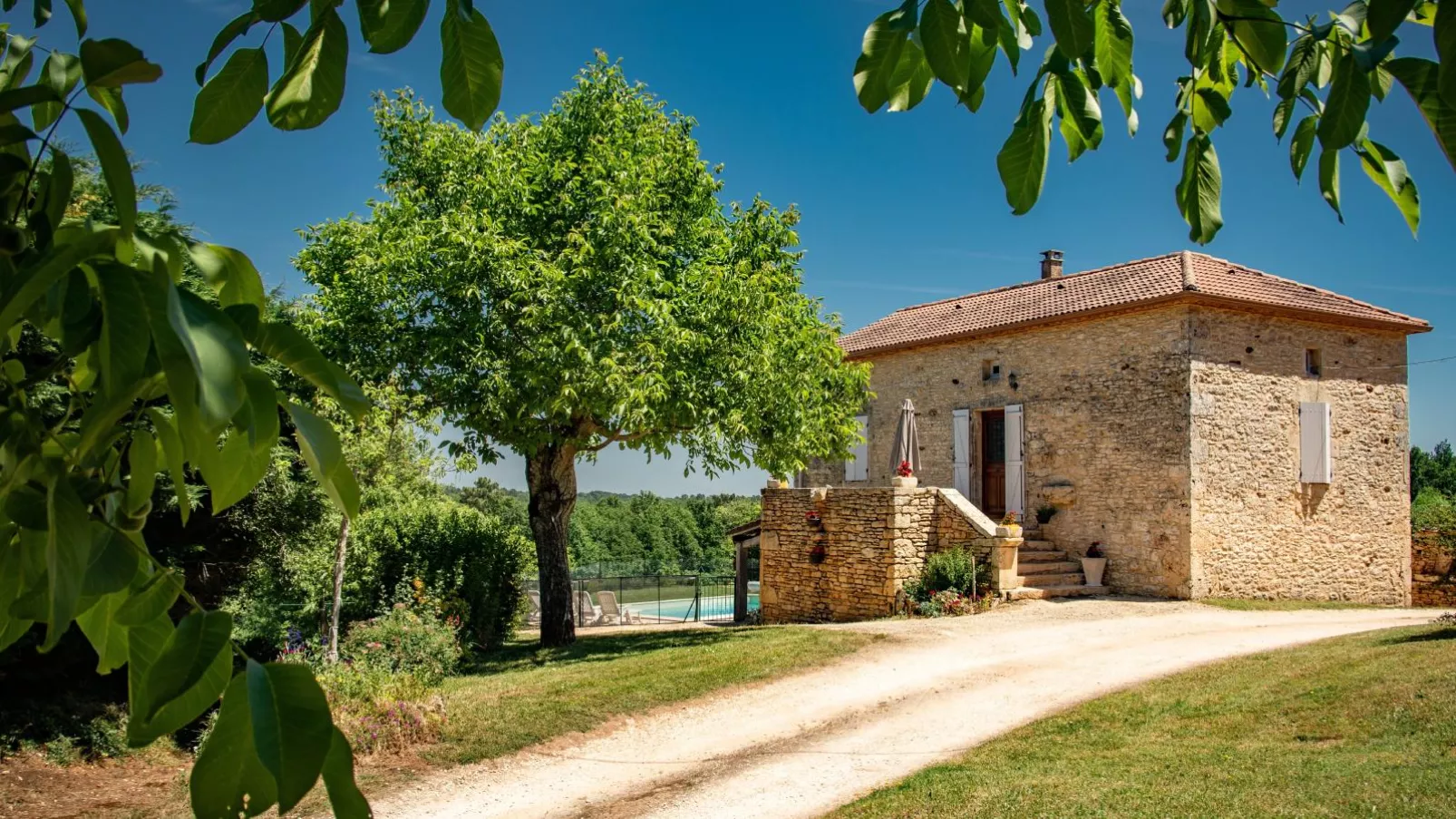 Maison Girou Haut-Buitenkant zomer