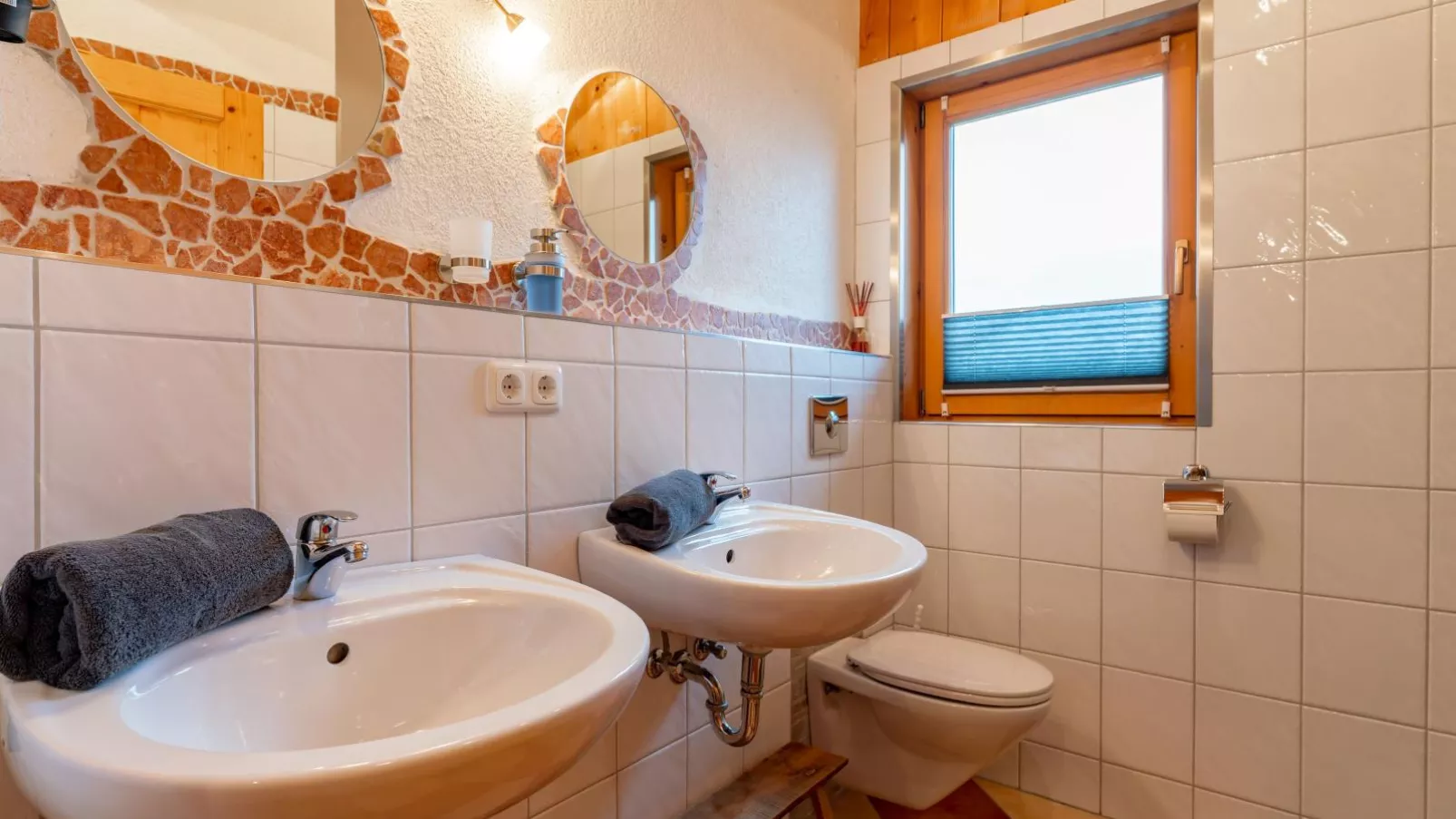 Lisa und Emely-Badkamer