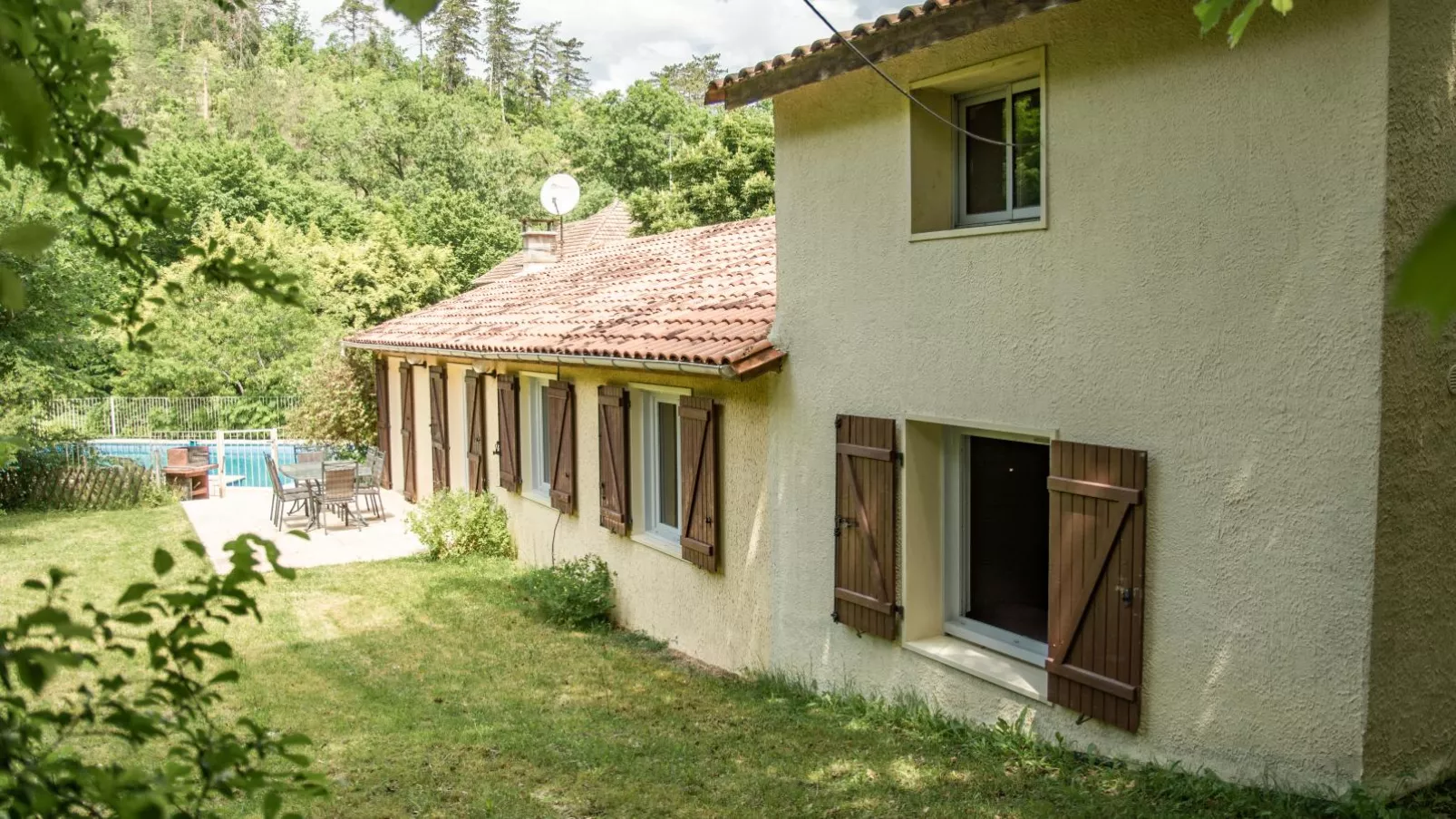 Gite Moulin de lAlbarède-Buitenkant zomer